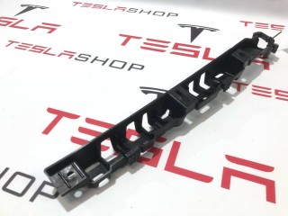 Кронштейн накладки, стойки В, ориг. номер 1053721-00-C, Tesla Model X 2015-2021