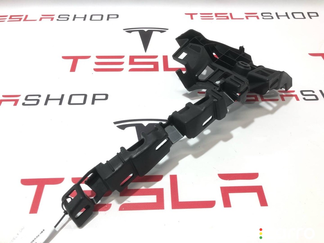1051824-00-C, 1056081-00-E Кронштейн накладки, стойки В Tesla Model X 2019г. - фото №1