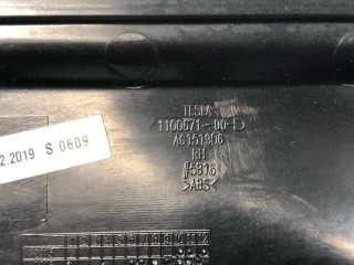 Накладка декоративная основания сидений 1-го ряда, ориг. номер 1100671-00-D, Tesla Model X 2015-2021