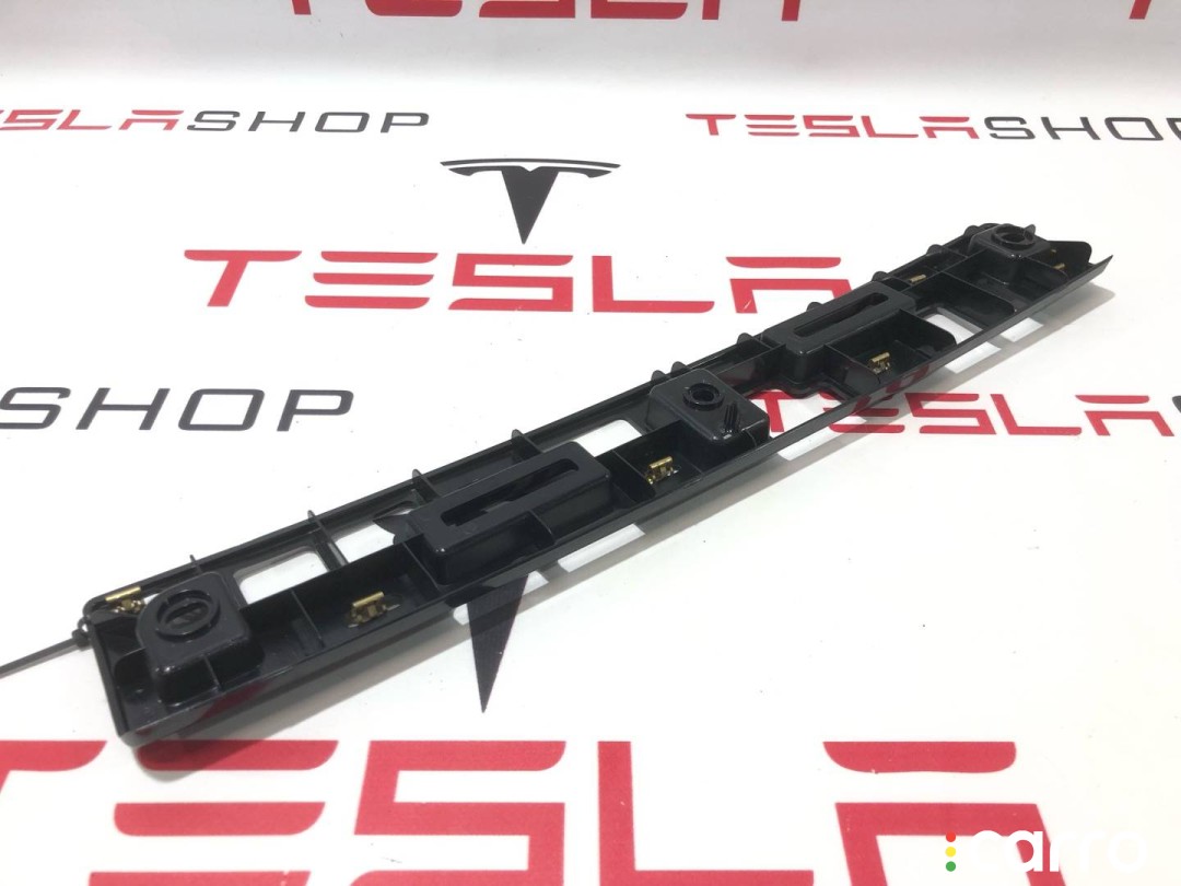 1108819-00-B Кронштейн крепления накладки верхней дверного проема сокола Tesla Model X 2019г. - фото №1