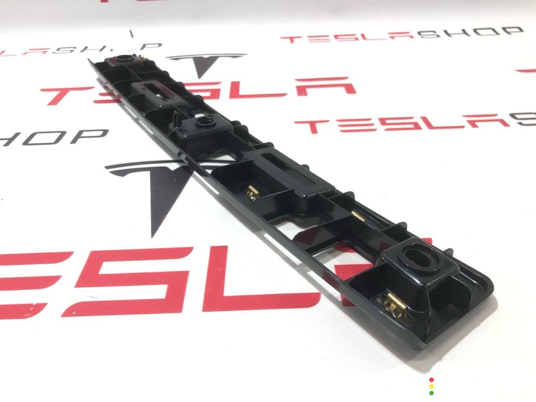 1108819-00-B Кронштейн крепления накладки верхней дверного проема сокола Tesla Model X 2019г. - фото №2