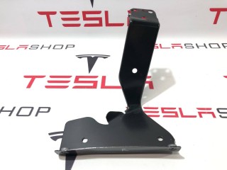 Кронштейн крепления защиты днища, ориг. номер 1073232-00-B, Tesla Model X 2015-2021