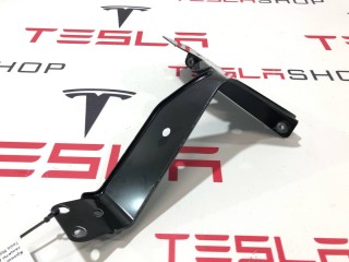 Кронштейн крепления защиты днища, ориг. номер 1073232-00-B, Tesla Model X 2015-2021