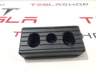 Опора под домкрат (подушка), ориг. номер 1045887-00-B, Tesla Model X 2015-2021