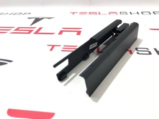 Заглушка салазки сиденья, ориг. номер 1061613-00-D, Tesla Model X 2015-2021