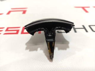 Знак "Т" переднего бампера (эмблема), ориг. номер 1053686-00-F, Tesla Model S 2016-2021