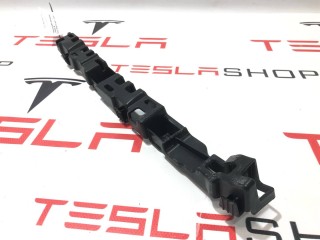 Кронштейн накладки, стойки В, ориг. номер 1050784-00-C, Tesla Model X рест 2021-2026