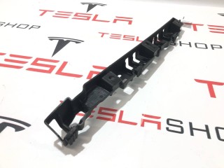 Кронштейн накладки, стойки В, ориг. номер 1050784-00-C, Tesla Model X рест 2021-2026