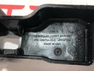 Кронштейн накладки, стойки В, ориг. номер 1050784-00-C, Tesla Model X рест 2021-2026