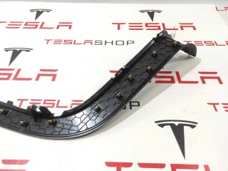 Накладка проема подъемной задней двери, ориг. номер 1105120-00-E, Tesla Model X рест 2021-2026