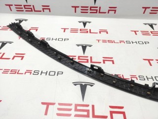 Накладка проема подъемной задней двери, ориг. номер 1105120-00-E, Tesla Model X рест 2021-2026