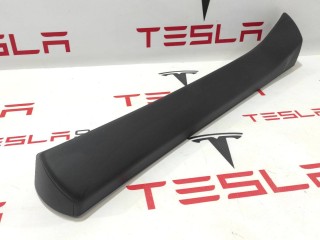 Накладка декоративная обшивки двери, ориг. номер 1009438-02-E, Tesla Model S 2016-2021
