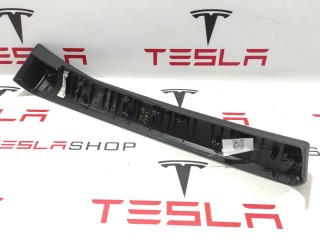 Накладка декоративная обшивки двери, ориг. номер 1009438-02-E, Tesla Model S 2016-2021