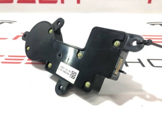 прочая запчасть, ориг. номер 1067689-00-C, Tesla Model X 2015-2021