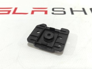 Кронштейн крепления козырька солнцезащитного, ориг. номер 1090081-00-F, Tesla Model 3 2017-2021