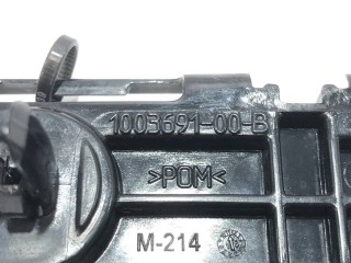 Кронштейн крепления накладки порога рокерной панели, ориг. номер 1003691-00-A, Tesla Model S 2016-2021