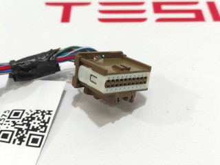 Фишка (разъем) электропроводка подкапотная, ориг. номер 1072447-82-A, Tesla Model X 2015-2021