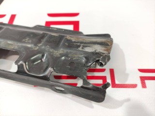 Накладка металлическая боковая основной батареи, ориг. номер 1101082-00-, Tesla Model S