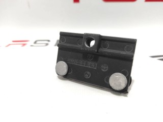 Кронштейн крепления рейлингов, ориг. номер 6008628-00-D, Tesla Model S 2012-2016