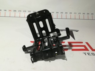 Крепление аккумулятора 12V, ориг. номер 1103710-00-B, Tesla Model 3 2017-2021