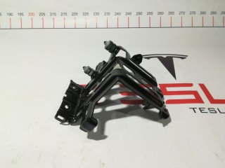 Крепление аккумулятора 12V, ориг. номер 1103710-00-B, Tesla Model 3 2017-2021
