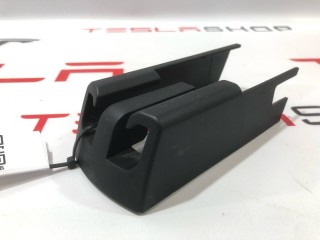 Заглушка салазки сиденья, ориг. номер 1062357-00-D, Tesla Model X 2015-2021