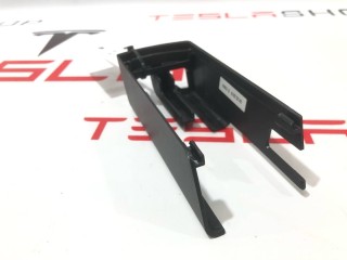 Заглушка салазки сиденья, ориг. номер 1062357-00-D, Tesla Model X 2015-2021