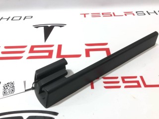 Заглушка салазки сиденья, ориг. номер 1062359-00-E, Tesla Model X 2015-2021