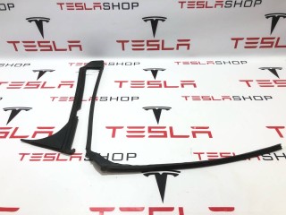 Уплотнитель стойки B наружной, ориг. номер 1032152-00-C, Tesla Model X 2015-2021