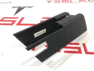 Заглушка салазки сиденья, ориг. номер 1061591-00-D, Tesla Model X 2015-2021