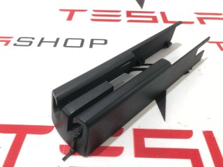Заглушка салазки сиденья, ориг. номер 1061613-00-D, Tesla Model X 2015-2021