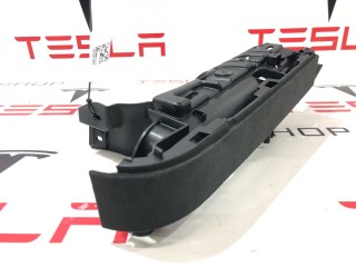 Накладка подъемной задней двери, ориг. номер 1055050-06-J, Tesla Model X 2015-2021