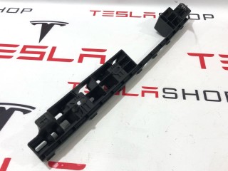 Кронштейн порога двери, ориг. номер 1053726-00-B, Tesla Model X 2015-2021