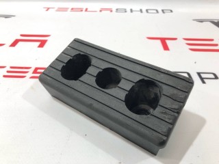 Опора под домкрат (подушка), ориг. номер 1045887-00-B, Tesla Model X 2015-2021