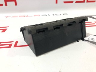 Опора под домкрат (подушка), ориг. номер 1045887-00-B, Tesla Model X 2015-2021