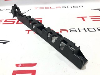 Кронштейн накладки, стойки В, ориг. номер 1050784-00-C, Tesla Model X 2015-2021
