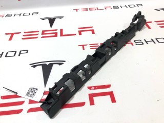 Кронштейн накладки, стойки В, ориг. номер 1053721-00-C, Tesla Model X 2015-2021