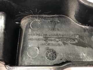 Кронштейн накладки, стойки В, ориг. номер 1053721-00-C, Tesla Model X 2015-2021