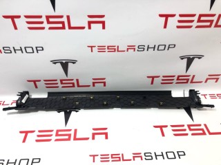 Накладка проема подъемной задней двери, ориг. номер 1105132-00-E, Tesla Model X 2015-2021