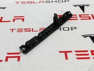 Накладка декоративная сиденья водителя, ориг. номер 1083459-00-A, Tesla Model X 2015-2021