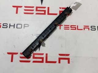 Накладка декоративная сиденья водителя, ориг. номер 1083459-00-A, Tesla Model X 2015-2021