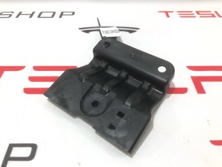 Кронштейн крепления подкапотного пластика, ориг. номер 1501874-00-B, Tesla Model Y 2020-2026