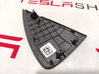 Накладка боковая торпеды, ориг. номер 1083362-00-D, Tesla Model Y 2020-2026