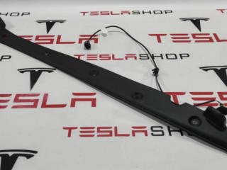 Датчик прижатия (накладка крышки багажника), ориг. номер 1042393-00-C, Tesla Model X 2015-2021