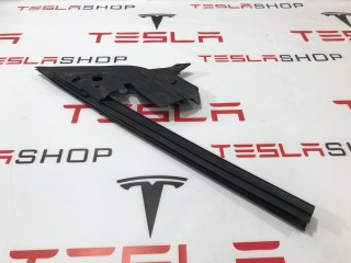 Уплотнитель форточки двери, ориг. номер 1090501-00-G, Tesla Model 3 2021-2024