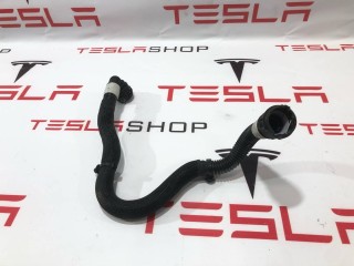 Патрубок системы охлаждения заднего мотора, ориг. номер 1077594-00-C, Tesla Model 3 2021-2024