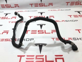 Патрубок системы охлаждения заднего мотора, ориг. номер 1077595-00-C, Tesla Model 3 2021-2024