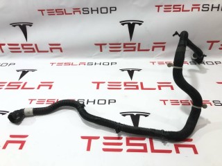 Патрубок системы охлаждения заднего мотора, ориг. номер 1077595-00-C, Tesla Model 3 2021-2024