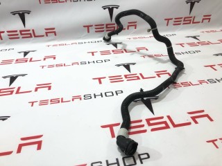 Патрубок системы охлаждения заднего мотора, ориг. номер 1077595-00-C, Tesla Model 3 2021-2024