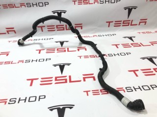 Патрубок системы охлаждения заднего мотора, ориг. номер 1077595-00-C, Tesla Model 3 2021-2024